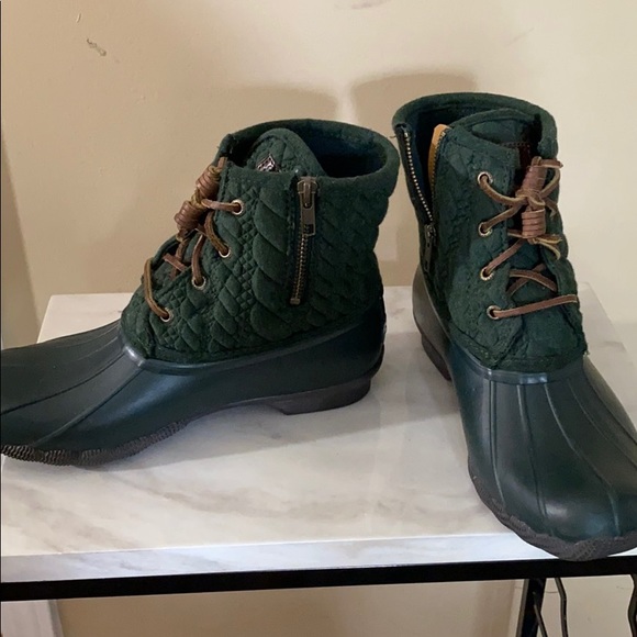 Sperry Shoes - Hunter GREEN  Quilted SPERRY SIZE 7.5.  RAIN BOOT